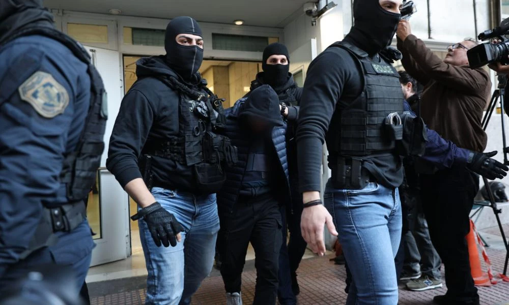 Ρεντη: «Ήθελα να πετάξω ψηλά τη φωτοβολίδα» λέει ο 18χρονος που τραυμάτισε βαρύτατα τον αστυνομικό - Πήρε προθεσμία για να απολογήθεί (upd)